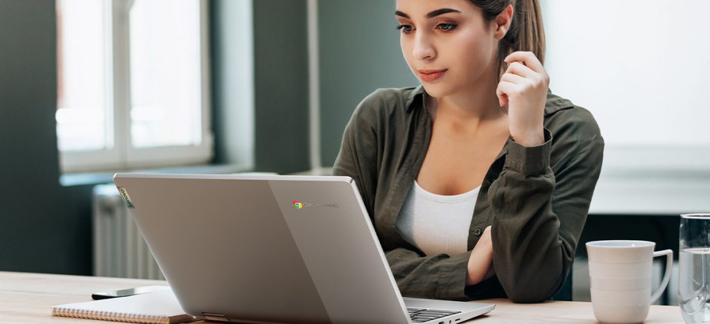 Chica viendo su trabajo en una laptop lenovo